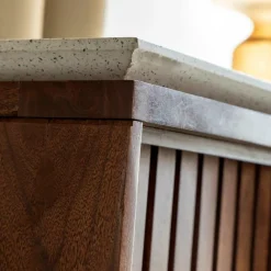 Armoire<Made in Meubles Armoire en bois d'acacia et terrazzo Kaelis