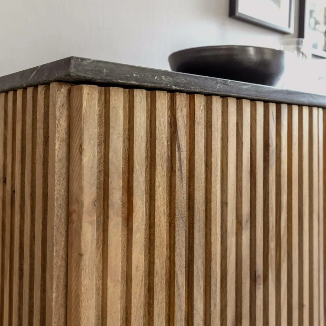 Buffet<Made in Meubles Buffet 4 portes en bois de manguier et marbre Betty