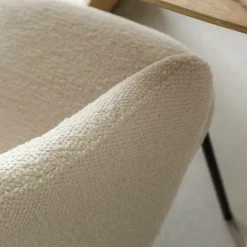 Chaise<Made in Meubles Chaise avec accoudoirs ronds en tissu bouclette écru clair et pieds en métal Cléa (lot de 2)