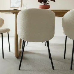 Chaise<Made in Meubles Chaise avec accoudoirs ronds en tissu bouclette écru clair et pieds en métal Cléa (lot de 2)