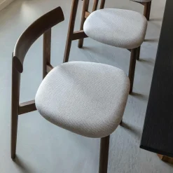 Chaise<Made in Meubles Chaise en bois de frêne foncé et tissu gris Aline (lot de 2)