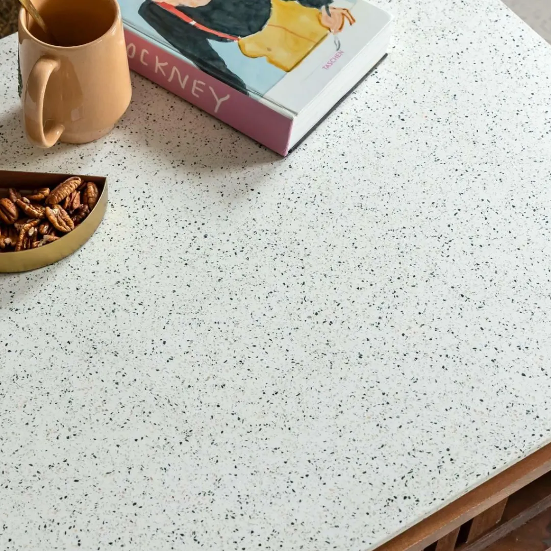 Table Basse<Made in Meubles Table basse en bois d'acacia et terrazzo Kaelis